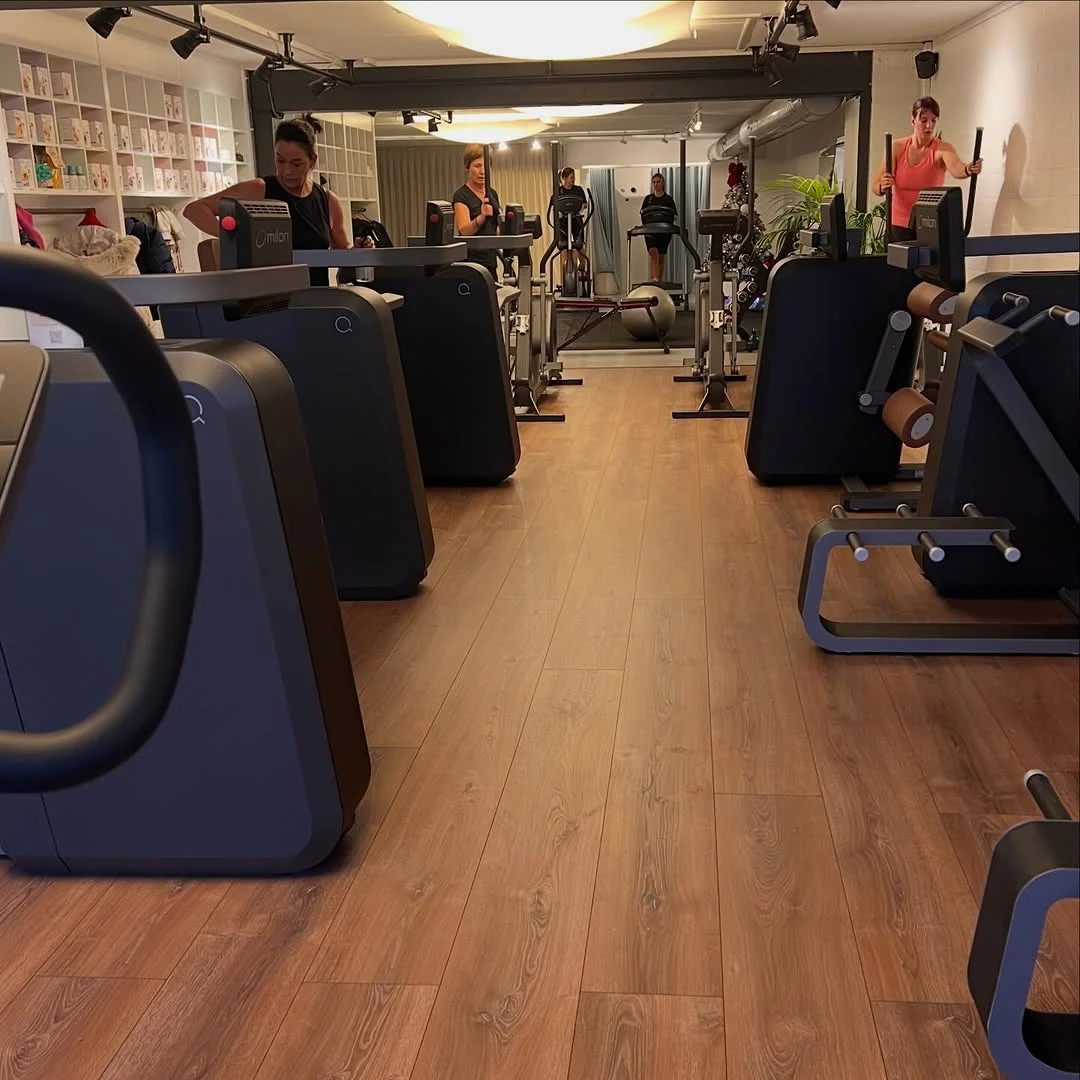 Leden trainen op een echte Milon Cirkel bij Fit Boutique